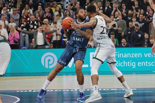 v li in duel, Marcus Werthers MLP Academics Heidelberg, 00 , Urald King Vet Concept Gladiators Trier, 20 GER, MLP Academics Heidelberg vs Vet Concept Gladiators Trier, Basketball, easycredit Basketball Bundesliga, 7 Matchday, Season, 2025 2026, 09 11 2025 GER, MLP Academics Heidelberg vs Vet Concept Gladiators Trier, Basketball, easycredit Basketball Bundesliga, 7 Matchday, Season, 2025 2026, 09 11 2025 Heidelberg Copyright: xEibner-Pressefoto JoergxHirschx EP_JHH