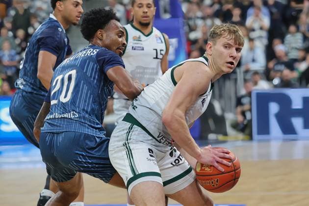 v li in duel, Michael Weathers MLP Academics Heidelberg, 20 , Jorke Aav Vet Concept Gladiators Trier, 3 GER, MLP Academics Heidelberg vs Vet Concept Gladiators Trier, Basketball, easycredit Basketball Bundesliga, 7 Matchday, Season, 2025 2026, 09 11 2025 GER, MLP Academics Heidelberg vs Vet Concept Gladiators Trier, Basketball, easycredit Basketball Bundesliga, 7 Matchday, Season, 2025 2026, 09 11 2025 Heidelberg Copyright: xEibner-Pressefoto JoergxHirschx EP_JHH