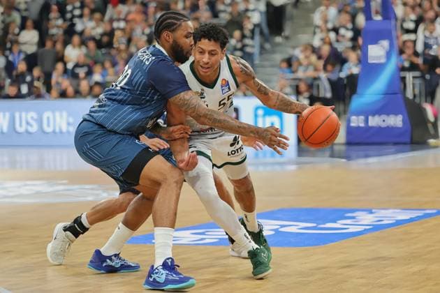 v li in duel, Marcus Werthers MLP Academics Heidelberg, 00 , Eli Brooks Vet Concept Gladiators Trier, 55 GER, MLP Academics Heidelberg vs Vet Concept Gladiators Trier, Basketball, easycredit Basketball Bundesliga, 7 Matchday, Season, 2025 2026, 09 11 2025 GER, MLP Academics Heidelberg vs Vet Concept Gladiators Trier, Basketball, easycredit Basketball Bundesliga, 7 Matchday, Season, 2025 2026, 09 11 2025 Heidelberg Copyright: xEibner-Pressefoto JoergxHirschx EP_JHH