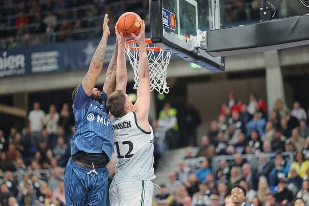 v li at the basket, Marcus Werthers MLP Academics Heidelberg, 00 , Marten Linßen Vet Concept Gladiators Trier, 12 GER, MLP Academics Heidelberg vs Vet Concept Gladiators Trier, Basketball, easycredit Basketball Bundesliga, 7 Matchday, Season, 2025 2026, 09 11 2025 GER, MLP Academics Heidelberg vs Vet Concept Gladiators Trier, Basketball, easycredit Basketball Bundesliga, 7 Matchday, Season, 2025 2026, 09 11 2025 Heidelberg Copyright: xEibner-Pressefoto JoergxHirschx EP_JHH
