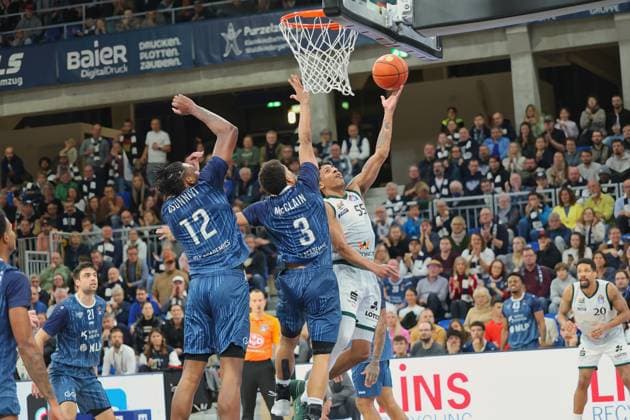 v li Osun Osunniyi MLP Academics Heidelberg, 12 ,Kevin McClain MLP Academics Heidelberg, 3 , Eli Brooks Vet Concept Gladiators Trier, 55 GER, MLP Academics Heidelberg vs Vet Concept Gladiators Trier, Basketball, easycredit Basketball Bundesliga, 7 Matchday, Season, 2025 2026, 09 11 2025 GER, MLP Academics Heidelberg vs Vet Concept Gladiators Trier, Basketball, easycredit Basketball Bundesliga, 7 Matchday, Season, 2025 2026, 09 11 2025 Heidelberg Copyright: xEibner-Pressefoto JoergxHirschx EP_JHH