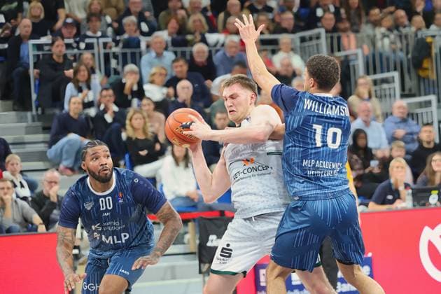 v li in duel, Marten Linßen Vet Concept Gladiators Trier, 12 , Samuell Williamson MLP Academics Heidelberg, 10 GER, MLP Academics Heidelberg vs Vet Concept Gladiators Trier, Basketball, easycredit Basketball Bundesliga, Matchday 7, Season, 2025 2026, 09 11 2025 GER, MLP Academics Heidelberg vs Vet Concept Gladiators Trier, Basketball, easycredit Basketball Bundesliga, Matchday 7, Season, 2025 2026, 09 11 2025 Heidelberg Copyright: xEibner-Pressefoto JoergxHirschx EP_JHH