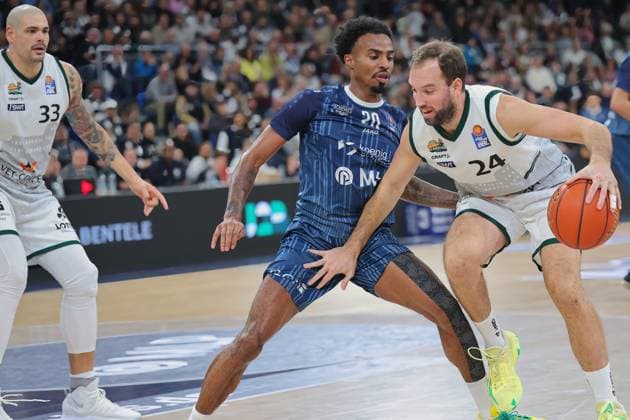 v li in duel, Michael Weathers MLP Academics Heidelberg, 20 , JJ Mann Vet Concept Gladiators Trier, 24 GER, MLP Academics Heidelberg vs Vet Concept Gladiators Trier, Basketball, easycredit Basketball Bundesliga, Matchday 7, Season, 2025 2026, 09 11 2025 GER, MLP Academics Heidelberg vs Vet Concept Gladiators Trier, Basketball, easycredit Basketball Bundesliga, Matchday 7, Season, 2025 2026, 09 11 2025 Heidelberg Copyright: xEibner-Pressefoto JoergxHirschx EP_JHH
