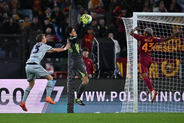 AS Roma v Udinese Calcio - Serie A Nicolo Bertola of Udinese Calcio and Mile Svilar of A.S. Roma are in action during the 11th day of the Serie A Championship between A.S. Roma and Udinese Calcio at the Olympic Stadium in Rome, Italy, on November 9, 2025. Rome Italy Italy  Copyright: xDomenicoxCippitellix originalFilename:cippitelli-asromaud251109_npGUO.jpg