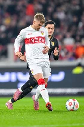 Maximilian Mittelstädt (VfB Stuttgart) und Fabian Rieder (FC Augsburg) im Zweikampf waehrend des spiels der Bundesliga zwischen VfB Stuttgart und FC Augsburg, MHPArena Stuttgart am 09. November 2025 in Stuttgart, Deutschland. (Foto von Harry Langer DeFodi Images) +++ Maximilian Mittelstädt (VfB Stuttgart) und Fabian Rieder (FC Augsburg) battle for the ball during the Bundesliga match between VfB Stuttgart and FC Augsburg at MHPArena Stuttgart on November 9, 2025 in Stuttgart, Germany. (Photo by Harry Langer DeFodi Images) DFL regulations prohibit any use of photographs as image sequences and or quasi-video. (Photo by Harry Langer DeFodi Images) DFL regulations prohibit any use of photographs as image sequences and or quasi-video. Maximilian Mittelstädt VfB Stuttgart und Fabian Rieder FC Augsburg im Zweikampf waehrend des spiels der Bundesliga zwischen VfB Stuttgart und FC Augsburg, MHPArena Stuttgart am 09 November 2025 in Stuttgart, Germany Photo by Harry Langer DeFodi Images Maximilian Mittelstädt VfB Stuttgart und Fabian Rieder FC Augsburg battle for the ball during the Bundesliga match between VfB Stuttgart and FC Augsburg at MHPArena Stuttgart on November 9, 2025 in Stuttgart, Germany Photo by Harry Langer DeFodi Images DFL regulations prohibit any use of photographs as image sequences and or quasi video Photo by Harry Langer DeFodi Images DFL regulations prohibit any use of photographs as image sequences and or quasi video