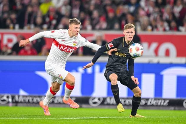 Finn Jeltsch (VfB Stuttgart) und Anton Kade (FC Augsburg) im Zweikampf waehrend des spiels der Bundesliga zwischen VfB Stuttgart und FC Augsburg, MHPArena Stuttgart am 09. November 2025 in Stuttgart, Deutschland. (Foto von Harry Langer DeFodi Images) +++ Finn Jeltsch (VfB Stuttgart) und Anton Kade (FC Augsburg) battle for the ball during the Bundesliga match between VfB Stuttgart and FC Augsburg at MHPArena Stuttgart on November 9, 2025 in Stuttgart, Germany. (Photo by Harry Langer DeFodi Images) DFL regulations prohibit any use of photographs as image sequences and or quasi-video. (Photo by Harry Langer DeFodi Images) DFL regulations prohibit any use of photographs as image sequences and or quasi-video. Finn Jeltsch VfB Stuttgart und Anton Kade FC Augsburg im Zweikampf waehrend des spiels der Bundesliga zwischen VfB Stuttgart und FC Augsburg, MHPArena Stuttgart am 09 November 2025 in Stuttgart, Germany Photo by Harry Langer DeFodi Images Finn Jeltsch VfB Stuttgart und Anton Kade FC Augsburg battle for the ball during the Bundesliga match between VfB Stuttgart and FC Augsburg at MHPArena Stuttgart on November 9, 2025 in Stuttgart, Germany Photo by Harry Langer DeFodi Images DFL regulations prohibit any use of photographs as image sequences and or quasi video Photo by Harry Langer DeFodi Images DFL regulations prohibit any use of photographs as image sequences and or quasi video