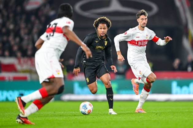 Dan-Axel Zagadou (VfB Stuttgart), Han-Noah Massengo (FC Augsburg) und Atakan Karazor (VfB Stuttgart) im Zweikampf waehrend des spiels der Bundesliga zwischen VfB Stuttgart und FC Augsburg, MHPArena Stuttgart am 09. November 2025 in Stuttgart, Deutschland. (Foto von Harry Langer DeFodi Images) +++ Dan-Axel Zagadou (VfB Stuttgart), Han-Noah Massengo (FC Augsburg) und Atakan Karazor (VfB Stuttgart) battle for the ball during the Bundesliga match between VfB Stuttgart and FC Augsburg at MHPArena Stuttgart on November 9, 2025 in Stuttgart, Germany. (Photo by Harry Langer DeFodi Images) DFL regulations prohibit any use of photographs as image sequences and or quasi-video. (Photo by Harry Langer DeFodi Images) DFL regulations prohibit any use of photographs as image sequences and or quasi-video. Dan Axel Zagadou VfB Stuttgart , Han Noah Massengo FC Augsburg and Atakan Karazor VfB Stuttgart battle for the ball during the Bundesliga match between VfB Stuttgart and FC Augsburg at MHPArena Stuttgart on November 9, 2025 in Stuttgart, Germany Photo by Harry Langer DeFodi Images Dan Axel Zagadou VfB Stuttgart , Han Noah Massengo FC Augsburg and Atakan Karazor VfB Stuttgart battle for the ball during the Bundesliga match between VfB Stuttgart and FC Augsburg at MHPArena Stuttgart on November 9, 2025 in Stuttgart, Germany Photo by Harry Langer DeFodi Images DFL regulations prohibit any use of photographs as image sequences and or quasi video Photo by Harry Langer DeFodi Images DFL regulations prohibit any use of photographs as image sequences and or quasi video
