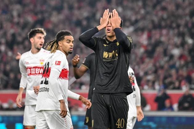 Noahkai Banks (FC Augsburg) gestikuliert, gestik, enttaeusscht waehrend des spiels der Bundesliga zwischen VfB Stuttgart und FC Augsburg, MHPArena Stuttgart am 09. November 2025 in Stuttgart, Deutschland. (Foto von Harry Langer DeFodi Images) +++ Noahkai Banks (FC Augsburg) looks dejected during the Bundesliga match between VfB Stuttgart and FC Augsburg at MHPArena Stuttgart on November 9, 2025 in Stuttgart, Germany. (Photo by Harry Langer DeFodi Images) DFL regulations prohibit any use of photographs as image sequences and or quasi-video. (Photo by Harry Langer DeFodi Images) DFL regulations prohibit any use of photographs as image sequences and or quasi-video. Noahkai Banks FC Augsburg gestures, gestures, dejected during the Bundesliga match between VfB Stuttgart and FC Augsburg, MHPArena Stuttgart on November 09, 2025 in Stuttgart, Germany Photo by Harry Langer DeFodi Images Noahkai Banks FC Augsburg looks dejected during the Bundesliga match between VfB Stuttgart and FC Augsburg at MHPArena Stuttgart on November 9, 2025 in Stuttgart, Germany Photo by Harry Langer DeFodi Images DFL regulations prohibit any use of photographs as image sequences and or quasi video Photo by Harry Langer DeFodi Images DFL regulations prohibit any use of photographs as image sequences and or quasi video