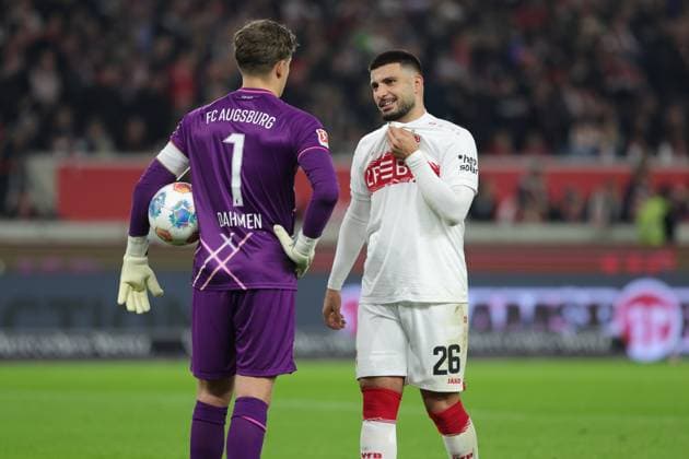 Stuttgart , Bundesliga Soccer VfB Stuttgart vs FC Augsburg , f l Finn Dahmen Augsburg Deniz Undav VfB According to the regulations of the DFL German Soccer League, it is prohibited to use or have used photographs taken in the stadium and or of the match in the form of sequential images and or video-like photo series
