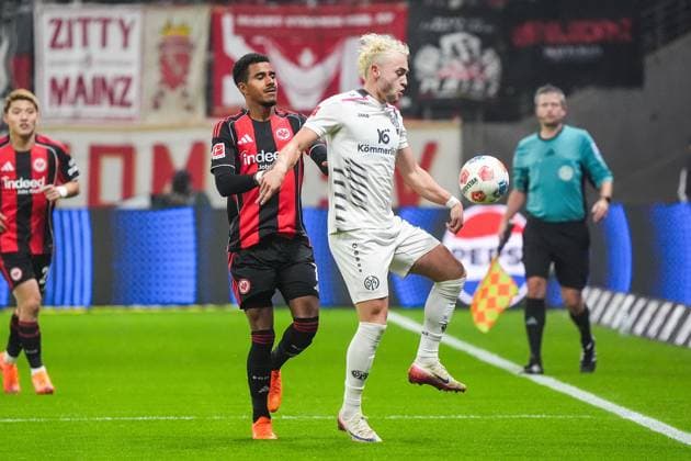 Ansgar Knauff Eintracht Frankfurt, 07 vs Benedict Hollerbach 1 FSV Mainz 05, 17 Frankfurt 09 11 2025 Eintracht Frankfurt vs 1 FSV Mainz 05, Deutsche Bank Park, 10 Matchday Bundesliga