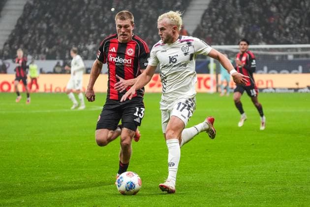 One-on-one Rasmus Kristensen Eintracht Frankfurt, 13 vs Benedict Hollerbach 1 FSV Mainz 05, 17 Frankfurt 09 11 2025 Eintracht Frankfurt vs 1 FSV Mainz 05, Deutsche Bank Park, Matchday 10 Bundesliga