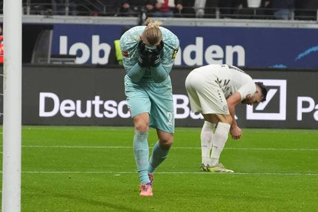 Frustration for goalkeeper Robin Zentner 1 FSV Mainz 05, 27 after conceding the 1-0 goal from Ritsu Doan Eintracht Frankfurt, 20 Frankfurt 09 11 2025 Eintracht Frankfurt vs 1 FSV Mainz 05, Deutsche Bank Park, Matchday 10 Bundesliga
