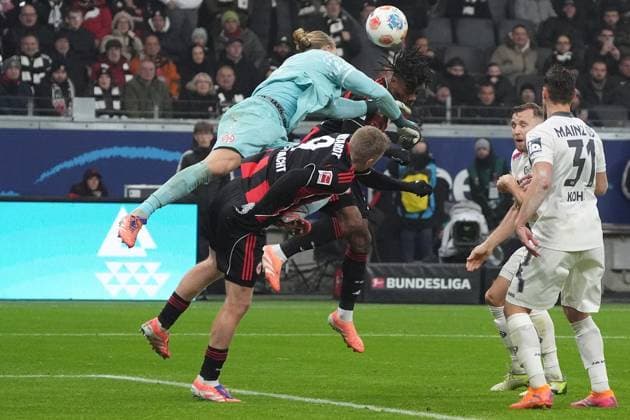 Goalkeeper Robin Zentner 1 FSV Mainz 05, 27 clears against Jonathan Burkardt Eintracht Frankfurt, 09 , Elye Wahi Eintracht Frankfurt, 17 Frankfurt 09 11 2025 Eintracht Frankfurt vs 1 FSV Mainz 05, Deutsche Bank Park, Matchday 10 Bundesliga