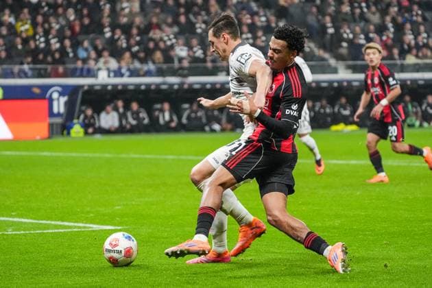 Dominik Kohr 1 FSV Mainz 05, 31 hits Nathaniel Brown Eintracht Frankfurt, 21 the arm in the face Frankfurt 09 11 2025 Eintracht Frankfurt vs 1 FSV Mainz 05, Deutsche Bank Park, 10 Matchday Bundesliga