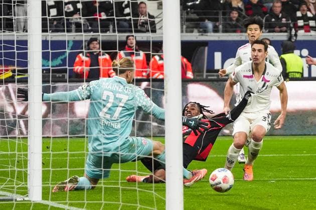 Dominik Kohr 1 FSV Mainz 05, 31 holds Elye Wahi Eintracht Frankfurt, 17 , but there is no penalty Frankfurt 09 11 2025 Eintracht Frankfurt vs 1 FSV Mainz 05, Deutsche Bank Park, 10 Matchday Bundesliga