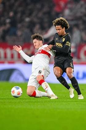 Angelo Stiller (VfB Stuttgart) und Han-Noah Massengo (FC Augsburg) im Zweikampf waehrend des spiels der Bundesliga zwischen VfB Stuttgart und FC Augsburg, MHPArena Stuttgart am 09. November 2025 in Stuttgart, Deutschland. (Foto von Harry Langer DeFodi Images) +++ Angelo Stiller (VfB Stuttgart) und Han-Noah Massengo (FC Augsburg) battle for the ball during the Bundesliga match between VfB Stuttgart and FC Augsburg at MHPArena Stuttgart on November 9, 2025 in Stuttgart, Germany. (Photo by Harry Langer DeFodi Images) DFL regulations prohibit any use of photographs as image sequences and or quasi-video. (Photo by Harry Langer DeFodi Images) DFL regulations prohibit any use of photographs as image sequences and or quasi-video. Angelo Stiller VfB Stuttgart und Han Noah Massengo FC Augsburg im Zweikampf waehrend des spiels der Bundesliga zwischen VfB Stuttgart und FC Augsburg, MHPArena Stuttgart am 09 November 2025 in Stuttgart, Germany Photo by Harry Langer DeFodi Images Angelo Stiller VfB Stuttgart und Han Noah Massengo FC Augsburg battle for the ball during the Bundesliga match between VfB Stuttgart and FC Augsburg at MHPArena Stuttgart on November 9, 2025 in Stuttgart, Germany Photo by Harry Langer DeFodi Images DFL regulations prohibit any use of photographs as image sequences and or quasi video Photo by Harry Langer DeFodi Images DFL regulations prohibit any use of photographs as image sequences and or quasi video
