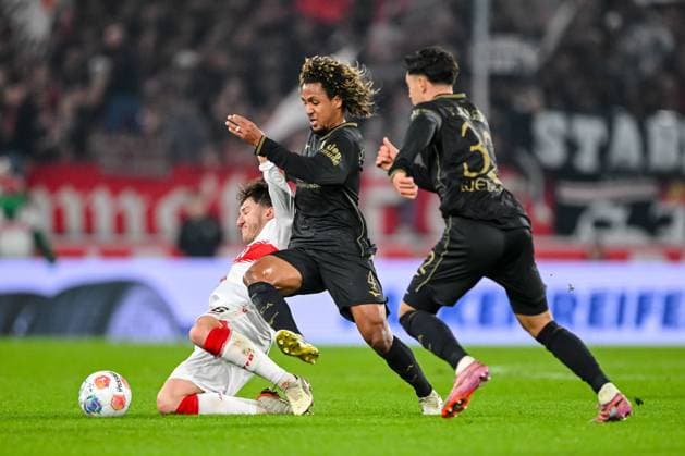 Angelo Stiller (VfB Stuttgart), Han-Noah Massengo (FC Augsburg) und Fabian Rieder (FC Augsburg) im Zweikampf waehrend des spiels der Bundesliga zwischen VfB Stuttgart und FC Augsburg, MHPArena Stuttgart am 09. November 2025 in Stuttgart, Deutschland. (Foto von Harry Langer DeFodi Images) +++ Angelo Stiller (VfB Stuttgart), Han-Noah Massengo (FC Augsburg) und Fabian Rieder (FC Augsburg) battle for the ball during the Bundesliga match between VfB Stuttgart and FC Augsburg at MHPArena Stuttgart on November 9, 2025 in Stuttgart, Germany. (Photo by Harry Langer DeFodi Images) DFL regulations prohibit any use of photographs as image sequences and or quasi-video. (Photo by Harry Langer DeFodi Images) DFL regulations prohibit any use of photographs as image sequences and or quasi-video. Angelo Stiller VfB Stuttgart , Han Noah Massengo FC Augsburg and Fabian Rieder FC Augsburg battle for the ball during the Bundesliga match between VfB Stuttgart and FC Augsburg at MHPArena Stuttgart on November 9, 2025 in Stuttgart, Germany Photo by Harry Langer DeFodi Images Angelo Stiller VfB Stuttgart , Han Noah Massengo FC Augsburg and Fabian Rieder FC Augsburg battle for the ball during the Bundesliga match between VfB Stuttgart and FC Augsburg at MHPArena Stuttgart on November 9, 2025 in Stuttgart, Germany Photo by Harry Langer DeFodi Images DFL regulations prohibit any use of photographs as image sequences and or quasi video Photo by Harry Langer DeFodi Images DFL regulations prohibit any use of photographs as image sequences and or quasi video