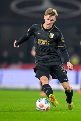Anton Kade (FC Augsburg) in Aktion, am Ball, Einzelaktion waehrend des spiels der Bundesliga zwischen VfB Stuttgart und FC Augsburg, MHPArena Stuttgart am 09. November 2025 in Stuttgart, Deutschland. (Foto von Harry Langer DeFodi Images) +++ Anton Kade (FC Augsburg) controls the Ball during the Bundesliga match between VfB Stuttgart and FC Augsburg at MHPArena Stuttgart on November 9, 2025 in Stuttgart, Germany. (Photo by Harry Langer DeFodi Images) DFL regulations prohibit any use of photographs as image sequences and or quasi-video. (Photo by Harry Langer DeFodi Images) DFL regulations prohibit any use of photographs as image sequences and or quasi-video. Anton Kade FC Augsburg in action, am Ball, Einzelaktion waehrend des spiels der Bundesliga zwischen VfB Stuttgart und FC Augsburg, MHPArena Stuttgart am 09 November 2025 in Stuttgart, Germany Photo by Harry Langer DeFodi Images Anton Kade FC Augsburg controls the Ball during the Bundesliga match between VfB Stuttgart and FC Augsburg at MHPArena Stuttgart on November 9, 2025 in Stuttgart, Germany Photo by Harry Langer DeFodi Images DFL regulations prohibit any use of photographs as image sequences and or quasi video Photo by Harry Langer DeFodi Images DFL regulations prohibit any use of photographs as image sequences and or quasi video