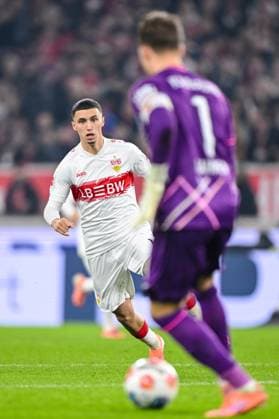 Bilal El Khannouss (VfB Stuttgart) und Torwart Finn Dahmen (FC Augsburg) im Zweikampf waehrend des spiels der Bundesliga zwischen VfB Stuttgart und FC Augsburg, MHPArena Stuttgart am 09. November 2025 in Stuttgart, Deutschland. (Foto von Harry Langer DeFodi Images) +++ Bilal El Khannouss (VfB Stuttgart) und Torwart Finn Dahmen (FC Augsburg) battle for the ball during the Bundesliga match between VfB Stuttgart and FC Augsburg at MHPArena Stuttgart on November 9, 2025 in Stuttgart, Germany. (Photo by Harry Langer DeFodi Images) DFL regulations prohibit any use of photographs as image sequences and or quasi-video. (Photo by Harry Langer DeFodi Images) DFL regulations prohibit any use of photographs as image sequences and or quasi-video. Bilal El Khannouss VfB Stuttgart and goalkeeper Finn Dahmen FC Augsburg in a duel during the Bundesliga match between VfB Stuttgart and FC Augsburg, MHPArena Stuttgart on November 09, 2025 in Stuttgart, Germany Photo by Harry Langer DeFodi Images Bilal El Khannouss VfB Stuttgart and goalkeeper Finn Dahmen FC Augsburg battle for the ball during the Bundesliga match between VfB Stuttgart and FC Augsburg at MHPArena Stuttgart on November 9, 2025 in Stuttgart, Germany Photo by Harry Langer DeFodi Images DFL regulations prohibit any use of photographs as image sequences and or quasi video Photo by Harry Langer DeFodi Images DFL regulations prohibit any use of photographs as image sequences and or quasi video