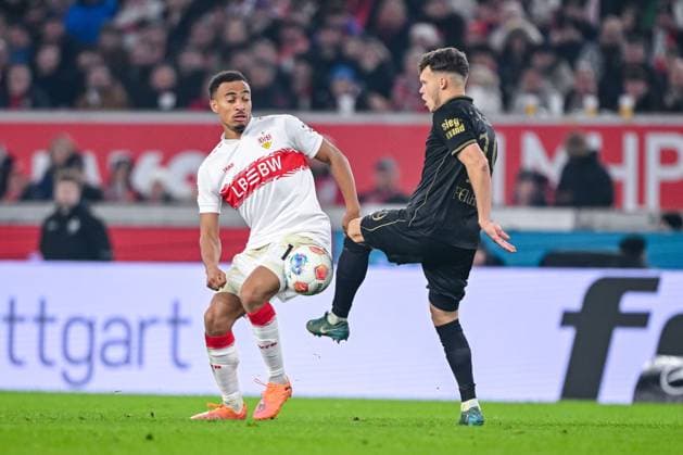 Jamie Leweling (VfB Stuttgart) und Robin Fellhauer (FC Augsburg) im Zweikampf waehrend des spiels der Bundesliga zwischen VfB Stuttgart und FC Augsburg, MHPArena Stuttgart am 09. November 2025 in Stuttgart, Deutschland. (Foto von Harry Langer DeFodi Images) +++ Jamie Leweling (VfB Stuttgart) und Robin Fellhauer (FC Augsburg) battle for the ball during the Bundesliga match between VfB Stuttgart and FC Augsburg at MHPArena Stuttgart on November 9, 2025 in Stuttgart, Germany. (Photo by Harry Langer DeFodi Images) DFL regulations prohibit any use of photographs as image sequences and or quasi-video. (Photo by Harry Langer DeFodi Images) DFL regulations prohibit any use of photographs as image sequences and or quasi-video. Jamie Leweling VfB Stuttgart und Robin Fellhauer FC Augsburg im Zweikampf waehrend des spiels der Bundesliga zwischen VfB Stuttgart und FC Augsburg, MHPArena Stuttgart am 09 November 2025 in Stuttgart, Germany Photo by Harry Langer DeFodi Images Jamie Leweling VfB Stuttgart und Robin Fellhauer FC Augsburg battle for the ball during the Bundesliga match between VfB Stuttgart and FC Augsburg at MHPArena Stuttgart on November 9, 2025 in Stuttgart, Germany Photo by Harry Langer DeFodi Images DFL regulations prohibit any use of photographs as image sequences and or quasi video Photo by Harry Langer DeFodi Images DFL regulations prohibit any use of photographs as image sequences and or quasi video