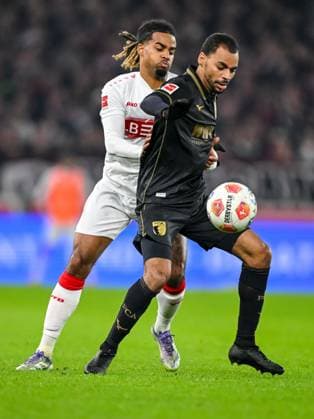 Lorenz Assignon (VfB Stuttgart) und Alexis Claude-Maurice (FC Augsburg) im Zweikampf waehrend des spiels der Bundesliga zwischen VfB Stuttgart und FC Augsburg, MHPArena Stuttgart am 09. November 2025 in Stuttgart, Deutschland. (Foto von Harry Langer DeFodi Images) +++ Lorenz Assignon (VfB Stuttgart) und Alexis Claude-Maurice (FC Augsburg) battle for the ball during the Bundesliga match between VfB Stuttgart and FC Augsburg at MHPArena Stuttgart on November 9, 2025 in Stuttgart, Germany. (Photo by Harry Langer DeFodi Images) DFL regulations prohibit any use of photographs as image sequences and or quasi-video. (Photo by Harry Langer DeFodi Images) DFL regulations prohibit any use of photographs as image sequences and or quasi-video. Lorenz Assignon VfB Stuttgart und Alexis Claude Maurice FC Augsburg im Zweikampf waehrend des spiels der Bundesliga zwischen VfB Stuttgart und FC Augsburg, MHPArena Stuttgart am 09 November 2025 in Stuttgart, Germany Photo by Harry Langer DeFodi Images Lorenz Assignon VfB Stuttgart und Alexis Claude Maurice FC Augsburg battle for the ball during the Bundesliga match between VfB Stuttgart and FC Augsburg at MHPArena Stuttgart on November 9, 2025 in Stuttgart, Germany Photo by Harry Langer DeFodi Images DFL regulations prohibit any use of photographs as image sequences and or quasi video Photo by Harry Langer DeFodi Images DFL regulations prohibit any use of photographs as image sequences and or quasi video