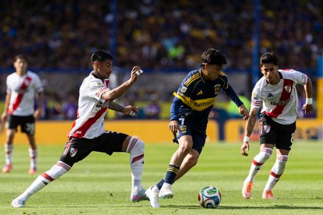 Boca Juniors v River Plate - Torneo Apertura Betano 2025 Exequiel Zeballos of Boca Juniors is in action during a match between Boca Juniors and River Plate as part of the 2025 Clausura Tournament at La Bombonera stadium in Buenos Aires, Argentina, on November 9, 2025. Buenos Aires Argentina  Copyright: xMatiasxBagliettox originalFilename:baglietto-notitle251109_npdfU.jpg