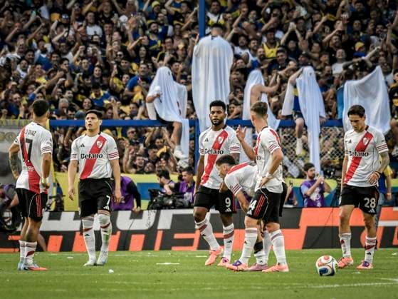 Boca Juniors v River Plate - Torneo Apertura Betano 2025 River Plate players lament after losing the match between Boca Juniors and River Plate in Buenos Aires, Argentina, on November 9, 2025. In a new edition of the Superclasico of Argentine football, Boca Juniors beats River Plate 2-0 and qualifies for the next Copa Conmebol Libertadores 2026 at Alberto J Armando, La Bombonera Stadium. Buenos Aires Argentina  Copyright: xFacundoxMoralesx originalFilename:morales-bocajuni251109_npafe.jpg
