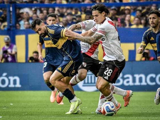 Boca Juniors v River Plate - Torneo Apertura Betano 2025 In Buenos Aires, Argentina, on November 9, 2025, Milton Gimenez and Lucas Martinez Quarta (right) fight for the ball in the match between Boca Juniors and River Plate. In a new edition of the Superclasico of Argentine football, Boca Juniors beats River Plate 2-0 and qualifies for the next Copa Conmebol Libertadores 2026 at Alberto J Armando, La Bombonera Stadium. Buenos Aires Argentina  Copyright: xFacundoxMoralesx originalFilename:morales-bocajuni251109_np6sd.jpg