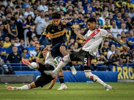 Boca Juniors v River Plate - Torneo Apertura Betano 2025 In Buenos Aires, Argentina, on November 9, 2025, Marcos Acuna (left), Exequiel Zeballos (center), and Juan Portillo (right) fight for the ball in the match between Boca Juniors and River Plate. In a new edition of the Superclasico of Argentine football, Boca Juniors beats River Plate 2-0 and qualifies for the next Copa Conmebol Libertadores 2026 at Alberto J Armando, La Bombonera Stadium. Buenos Aires Argentina  Copyright: xFacundoxMoralesx originalFilename:morales-bocajuni251109_nprZC.jpg