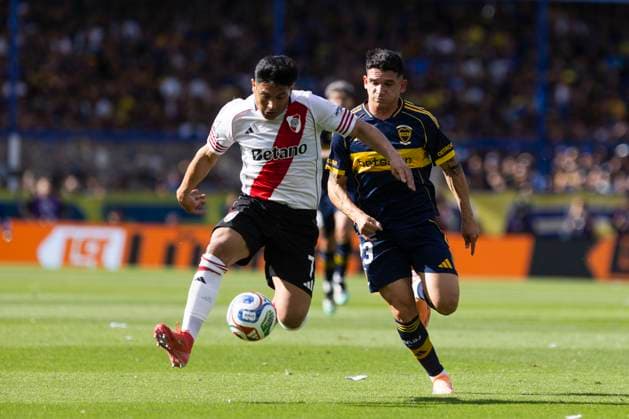 Boca Juniors v River Plate - Torneo Apertura Betano 2025 Maximiliano Salas of River Plate and Lautaro Blanco of Boca Juniors fight for the ball during a match between Boca Juniors and River Plate as part of the 2025 Clausura Tournament at La Bombonera stadium in Buenos Aires, Argentina, on November 9, 2025. Buenos Aires Argentina  Copyright: xMatiasxBagliettox originalFilename:baglietto-notitle251109_npsgz.jpg
