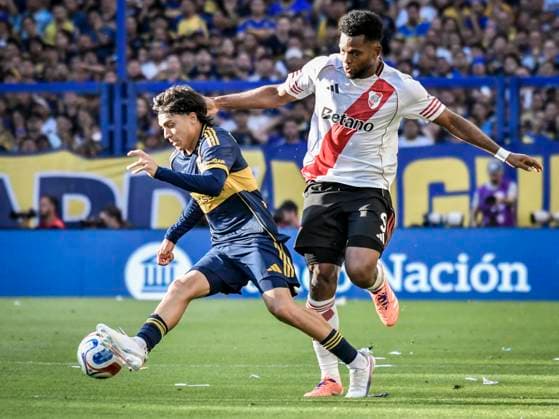 Boca Juniors v River Plate - Torneo Apertura Betano 2025 In Buenos Aires, Argentina, on November 9, 2025, Exequiel Zeballos (left) and Miguel Angel Borja (right) fight for the ball in the match between Boca Juniors and River Plate. In a new edition of the Superclasico of Argentine football, Boca Juniors beats River Plate 2-0 and qualifies for the next Copa Conmebol Libertadores 2026 at Alberto J Armando, La Bombonera Stadium. Buenos Aires Argentina  Copyright: xFacundoxMoralesx originalFilename:morales-bocajuni251109_npVQT.jpg