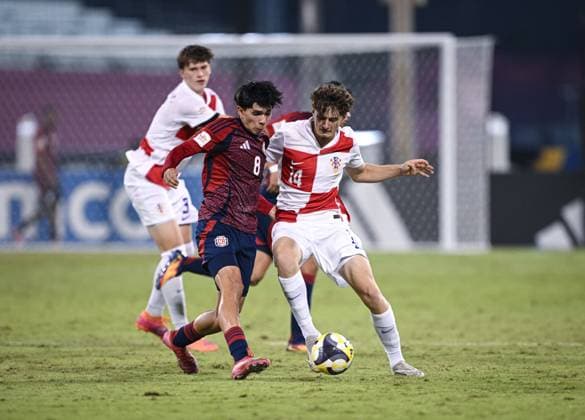 Football, Junior U 17 World Cup 2025 in Doha Qatar Preliminary Round 09 11 2025 Group C Croatia Costa Rica Duje Sliskovic Croatia Union Berlin v Adrie PEREZ li, Costa Rica