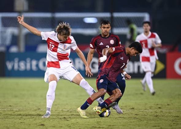 Football, Junior U 17 World Cup 2025 in Doha Qatar Preliminary round 09 11 2025 Group C Croatia Costa Rica Andrija Burcar left, Croatia vs Isaac BADILLA left, Costa Rica