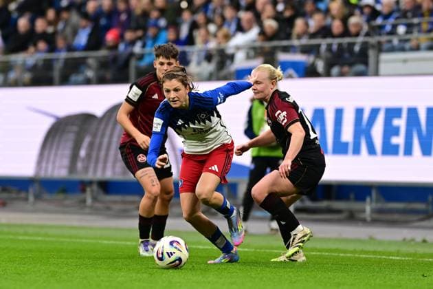 Soccer I Women I Season 2025 2026 I Bundesliga I 10 Matchday I Hamburger SV 1 FC Nürnberg I 09 11 2025 Aneta Polaskova 26, 1 FC Nürnberg Lotta Wrede 32, Hamburger SV Aleigh Gambone 16, 1 FC Nürnberg Hamburg Volkspark, Volksparkstadion, Stadium, Volkspark Stadion Hamburg Germany Copyright: xLobeca FelixxSchlikisx