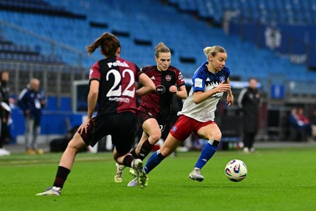 Soccer I Women I Season 2025 2026 I Bundesliga I 10 Matchday I Hamburger SV 1 FC Nürnberg I 09 11 2025 Julia Pollak 22, 1 FC Nürnberg Sophie Hillebrand 22, Hamburger SV Hamburg Volkspark, Volksparkstadion, Stadion, Volkspark Stadion Hamburg Germany Copyright: xLobeca FelixxSchlikisx
