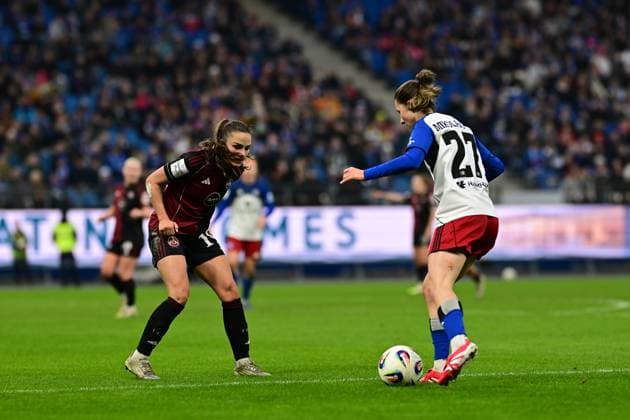 Soccer I Women I Season 2025 2026 I Bundesliga I 10 Matchday I Hamburger SV 1 FC Nürnberg I 09 11 2025 Sanja Homann 19, 1 FC Nürnberg Maria Mikolajova 27, Hamburger SV Hamburg Volkspark, Volksparkstadion, Stadium, Volkspark Stadion Hamburg Germany Copyright: xLobeca FelixxSchlikisx