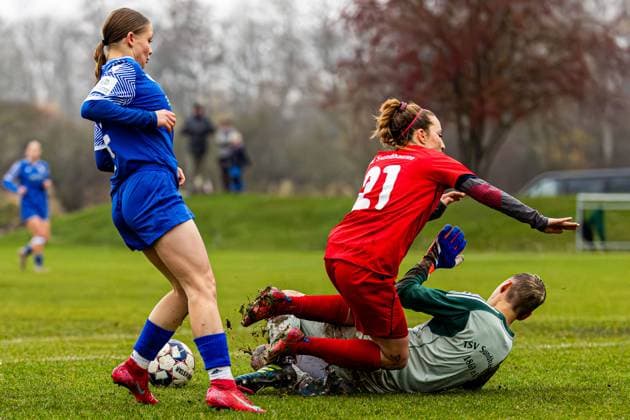 09 11 2025, GER, Soccer, Women, Season 2025 2026, State Cup, TSV Sundhausen 1869 FC Carl Zeiss Jena U20 Juniors In the Womens State Cup, FC Carl Zeiss Jena U20 Juniors won their away match at TSV Sundhausen 1869 with 0 7 99867 Gotha OT Sundhausen Rasenplatz Sportplatz Truegleb Thüringen Germany