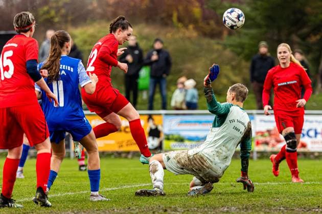 09 11 2025, GER, Soccer, Women, Season 2025 2026, State Cup, TSV Sundhausen 1869 FC Carl Zeiss Jena U20 Juniors Luise Brand TSV 1869 Sundhausen , Sylvana Curth TSV 1869 Sundhausen , Helen Borner FC Carl Zeiss Jena U20 Juniors 99867 Gotha OT Sundhausen Rasenplatz Sportplatz Truegleb Thüringen Germany