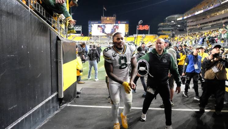 NFL, American Football Herren, USA 2025: Steelers Vs Packers OCT 26 Oct 26, 2025: Josh Jacobs 8 during the 2025 Steelers vs Packers game in Pittsburgh, PA. Jason Pohuski CSM(Credit Image: Â Jason Pohuski Cal Media) Pittsburgh Pa USA EDITORIAL USE ONLY Copyright: xx ZUMA-20251027_faf_cp5_111.jpg JasonxPohuskix csmphotothree435592