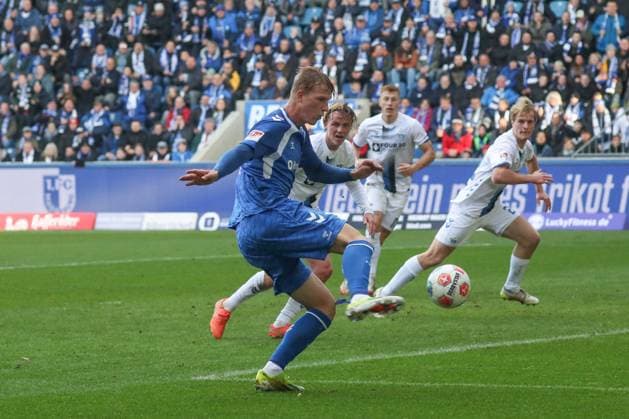 09 11 2025, xgox, Soccer 2 Bundesliga, 1 FC Magdeburg SC Paderborn 07 emspor, v l Luka Hyryläinen Magdeburg shoots the ball on goal, shot on goal, shot DFL DFB REGULATIONS PROHIBIT ANY USE OF PHOTOGRAPHS as IMAGE SEQUENCES and or QUASI VIDEO Magdeburg