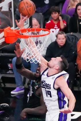 (251110) -- SACRAMENTO, Nov. 10, 2025 -- Drew Eubanks of Sacramento Kings goes for a layup during the 2025-2026 NBA, Basketball Herren, USA regular season match between Sacramento Kings and Minnesota Timberwolves in Sacramento, the United States, Nov. 9, 2025. (Photo by Xinhua) (SP)U.S.-SACRAMENTO-BASKETBALL-NBA-KINGS VS TIMBERWOLVES SunxYuxuan 
