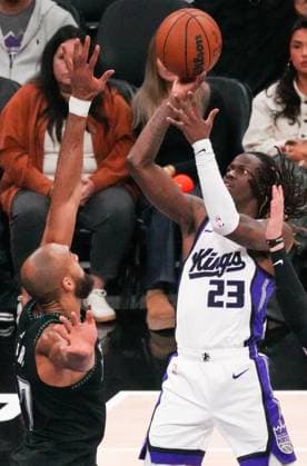 (251110) -- SACRAMENTO, Nov. 10, 2025 -- Keon Ellis (R) of Sacramento Kings shoots during the 2025-2026 NBA, Basketball Herren, USA regular season match between Sacramento Kings and Minnesota Timberwolves in Sacramento, the United States, Nov. 9, 2025. (Photo by Xinhua) (SP)U.S.-SACRAMENTO-BASKETBALL-NBA-KINGS VS TIMBERWOLVES SunxYuxuan 
