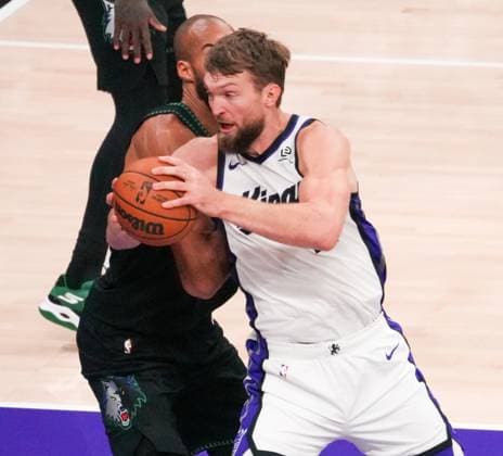 (251110) -- SACRAMENTO, Nov. 10, 2025 -- Domantas Sabonis (R) of Sacramento Kings competes during the 2025-2026 NBA, Basketball Herren, USA regular season match between Sacramento Kings and Minnesota Timberwolves in Sacramento, the United States, Nov. 9, 2025. (Photo by Xinhua) (SP)U.S.-SACRAMENTO-BASKETBALL-NBA-KINGS VS TIMBERWOLVES SunxYuxuan 