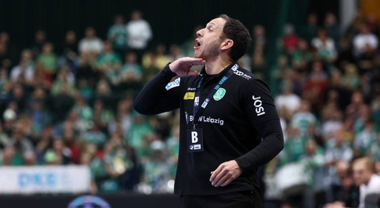 Leipzig, 09 11 2025, Arena Leipzig, Handball, Bundesliga, 11 Spieltag , SC DHfK Leipzig vs Füchse Berlin , Im Bild Trainer Raul Alonso, DHfK Leipzig , Nur zur redaktionellen Nutzung Only editorial use , DHB HBL regulations prohibit any use of photographs as image sequences and or quasi video ,