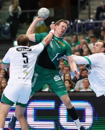 Leipzig, 09 11 2025, Arena Leipzig, Handball, Bundesliga, 11 Spieltag , SC DHfK Leipzig vs Füchse Berlin , In the picture from left Max Darj 5, Berlin , Adam Lönn Loenn 15, Leipzig , Mathias Gidsel 19, Berlin , For editorial use only , DHB HBL regulations prohibit any use of photographs as image sequences and or quasi video ,