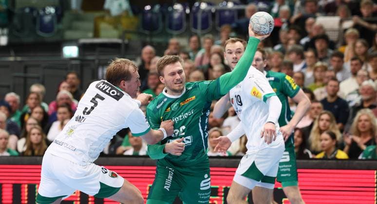 Leipzig, 09 11 2025, Arena Leipzig, Handball, Bundesliga, 11 Spieltag , SC DHfK Leipzig vs Füchse Berlin , In the picture from left Max Darj 5, Berlin , Franz Semper 32, Leipzig , Mathias Gidsel 19, Berlin , For editorial use only Only editorial use , DHB HBL regulations prohibit any use of photographs as image sequences and or quasi video ,