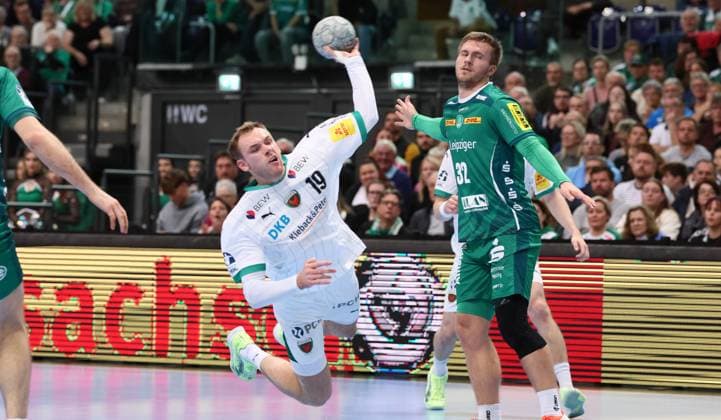 Leipzig, 09 11 2025, Arena Leipzig, Handball, Bundesliga, 11 Matchday , SC DHfK Leipzig vs Füchse Berlin 26 34 12 15 , In the picture from left Mathias Gidsel 19, Berlin , Franz Semper 32, Leipzig , For editorial use only , Only editorial use , DHB HBL regulations prohibit any use of photographs as image sequences and or quasi video ,