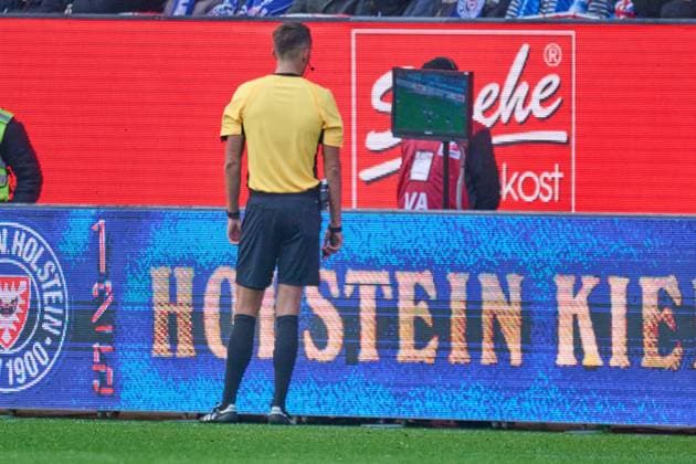 09 11 2025, Soccer, Men, 2 BL Bundesliga , Season 2025 2026, Holstein Kiel Fortuna Düsseldorf, Matchday 12 Referee Felix Bickel on VAR screen Kiel Holstein Stadion Schleswig Holstein Germany