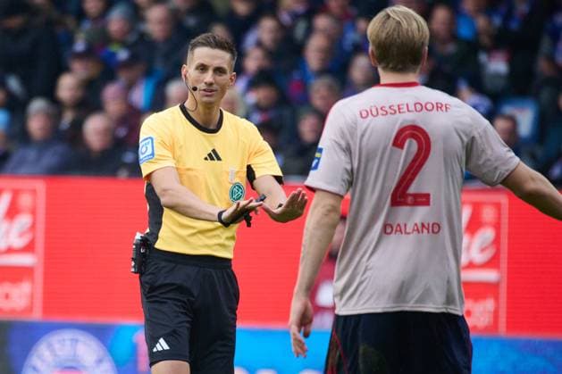 09 11 2025, Football, Men, 2 BL Bundesliga , Season 2025 2026, Holstein Kiel Fortuna Düsseldorf, Matchday 12 Referee Felix Bickel calms Jesper Normal Daland Kiel Holstein Stadion Schleswig Holstein Germany