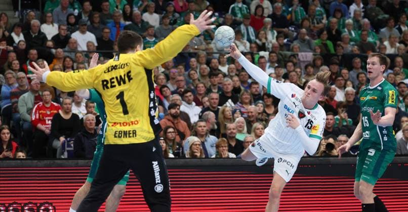 Leipzig, 09 11 2025, Arena Leipzig, Handball, Bundesliga, 11 Spieltag , SC DHfK Leipzig vs Füchse Berlin 26 34 12 15 , Im Bild Torwart Domenico Ebner 1, Leipzig , Tobias Schjölberg Gröndahl Schjoelberg Groendahl 15, Berlin , Adam Lönn Loenn 15, Leipzig , Nur zur redaktionellen Nutzung , Only editorial use , DHB HBL regulations prohibit any use of photographs as image sequences and or quasi video ,